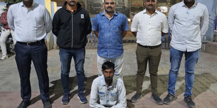 ભાવનગર લોકલ ક્રાઇમ બ્રાન્ચનો સપાટો શિહોર પોલીસ સ્ટેશનમાં દાખલ થયેલ ઇંગ્લીશ દારૂના ગુન્હામાં નાસતાં-ફરતાં આરોપીને ઝડપી પાડયો