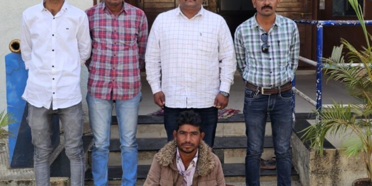 દાઠા પોલીસ સ્ટેશનમાં દાખલ થયેલ ઇંગ્લીશ દારૂના ગુન્હામાં નાસતાં-ફરતાં આરોપીને ઝડપી પાડતી ભાવનગર લોકલ ક્રાઇમ બ્રાન્ચ