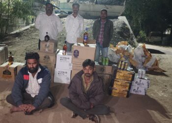 ભાવનગર લોકલ ક્રાઇમ બ્રાન્ચ નો સપાટો ભારતીય બનાવટનાં પરપ્રાંત ઇંગ્લીશ દારૂની નાની-મોટી બોટલ નંગ-૩૫૭ તથા બિયર ટીન નંગ-૨૪૦ કિ.રૂ.૨,૬૩,૩૯૪/- સહિત કુલ કિ.રૂ.૭,૬૬,૧૦૪/- ના  મુદ્દામાલ સાથે બે ઇસમોને ઝડપી પાડયા