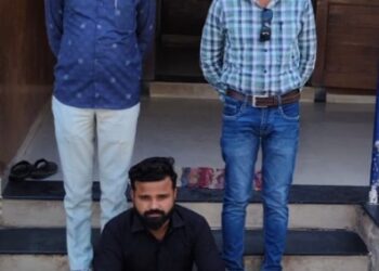 તળાજા પોલીસ સ્ટેશનમાં દાખલ થયેલ ઇંગ્લીશ દારૂના ગુન્હામાં પકડવાના બાકી આરોપીને ઝડપી પાડતી ભાવનગર, લોકલ ક્રાઇમ બ્રાન્ચ