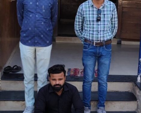 તળાજા પોલીસ સ્ટેશનમાં દાખલ થયેલ ઇંગ્લીશ દારૂના ગુન્હામાં પકડવાના બાકી આરોપીને ઝડપી પાડતી ભાવનગર, લોકલ ક્રાઇમ બ્રાન્ચ