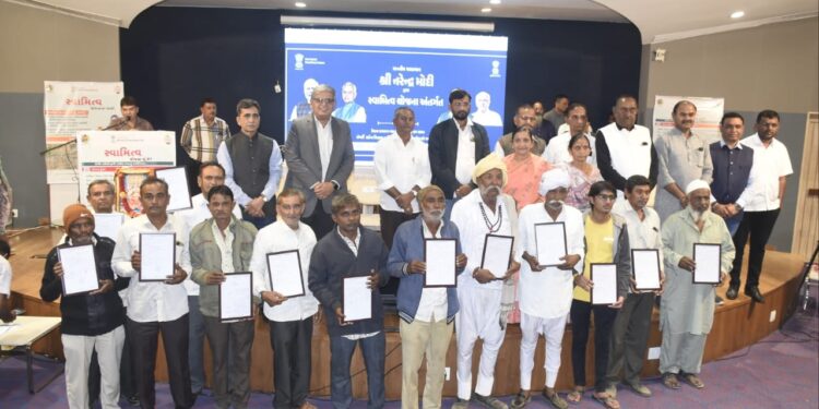 ભાવનગર ખાતે મેયર શ્રી ભરતભાઇ બારડના અધ્યક્ષસ્થાને તેમજ કેન્દ્રિય રાજયમંત્રી શ્રીમતી નિમુબેન બાંભણીયાની પ્રેરક ઉપસ્થિતિમાં જિલ્લાકક્ષાનો સ્વામિત્વ યોજના કાર્યક્રમ યોજાયો