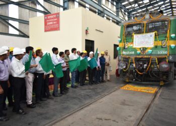 સાબરમતી ખાતે પ્રથમ TOH શેડ્યૂલ પછી લોકોમોટિવ 33310 ને લીલી ઝંડી આપતા ડીઆરએમ