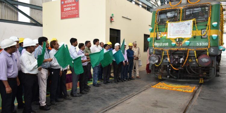 સાબરમતી ખાતે પ્રથમ TOH શેડ્યૂલ પછી લોકોમોટિવ 33310 ને લીલી ઝંડી આપતા ડીઆરએમ