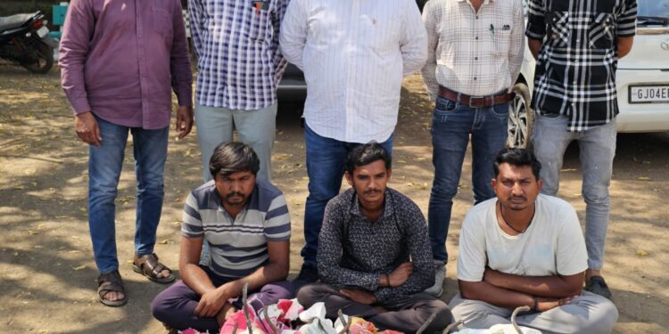 કુલ રૂ.૫૪,૦૦૦/-ના મુદ્દામાલ સાથે ત્રણ ઇસમોને પકડી પાડી ચોરીનો ગુન્હો શોધી કાઢતી ભાવનગર, લોકલ ક્રાઇમ બ્રાન્ચ