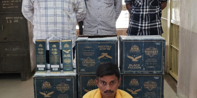 ભારતીય બનાવટના ઇંગ્લીશ દારૂની બોટલ નંગ-૧૧૭ કિ.રૂ.૪૨,૧૨૦/-નાં મુદ્દામાલ સાથે એક ઇસમને ઝડપી પાડતી ભાવનગર લોકલ ક્રાઇમ બ્રાન્ચ