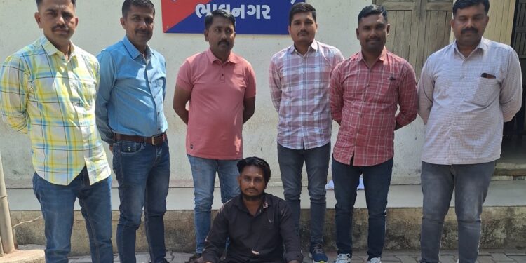 રૂ.૪૦,૦૦૦/-ના ચોરી થયેલ મોબાઇલ ફોન સાથે એક ઇસમને ઝડપી મોબાઇલ ચોરીનો ગુન્હો શોધી કાઢતી ભાવનગર લોકલ ક્રાઇમ બ્રાન્ચ