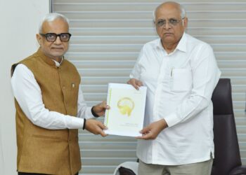 મુખ્યમંત્રી ભૂપેન્દ્ર પટેલને ગુજરાત વહીવટી સુધારણા પંચનો દ્વિતીય ભલામણ અહેવાલ સોંપવામાં આવ્યો