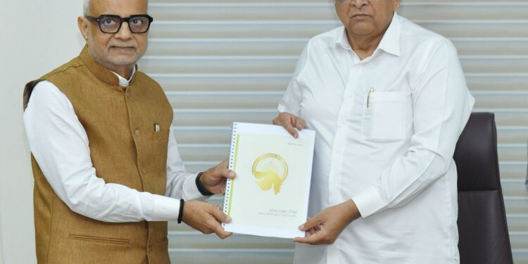 મુખ્યમંત્રી ભૂપેન્દ્ર પટેલને ગુજરાત વહીવટી સુધારણા પંચનો દ્વિતીય ભલામણ અહેવાલ સોંપવામાં આવ્યો