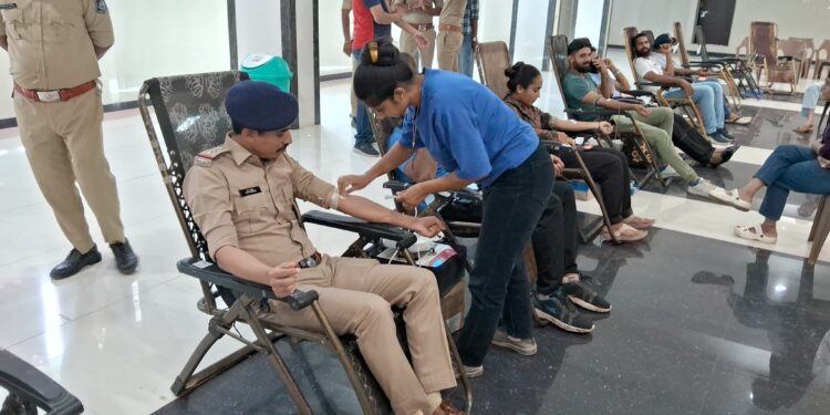થેલેસેમિયા ગ્રસ્ત બાળકો માટે મહારક્તદાન કેમ્પ યોજી 348 બોટલ રક્ત એકત્ર કરતું જામનગર પોલીસ વિભાગ