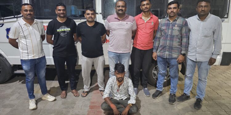 ભાવનગર લોકલ ક્રાઇમ બ્રાન્ચ નો સપાટો ભાવનગરના શિહોર પોલીસ સ્ટેશનમાં દાખલ થયેલ રૂ.૮૮,૮૫,૧૨૩/-ના અમુલ ઘી ભરેલ ડબ્બાઓની છેતરપીંડી અને વિશ્વાસઘાતના ગુન્હામાં છેલ્લા ચારેક વર્ષથી નાસતાં-ફરતાં આરોપીને રાજસ્થાનથી ઝડપી પાડ્યો