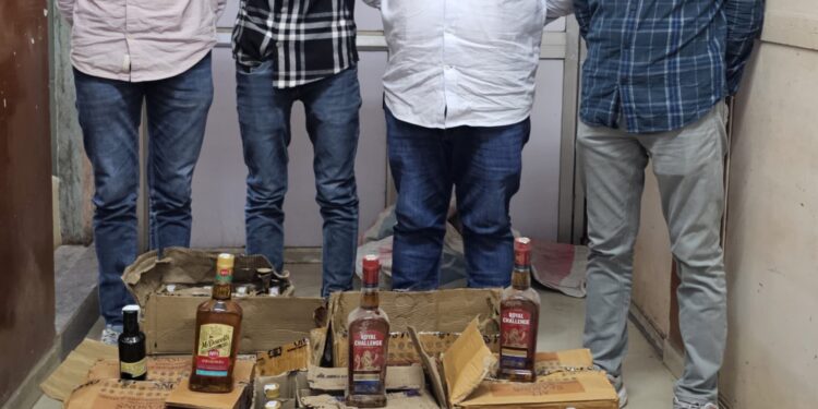 ભારતીય બનાવટના ઇંગ્લીશ દારૂની બોટલ નંગ-૧૮૩  કિ.રૂ.૬૧,૭૩૮/-નાં મુદ્દામાલ ઝડપી પાડતી ભાવનગર લોકલ ક્રાઇમ બ્રાન્ચ