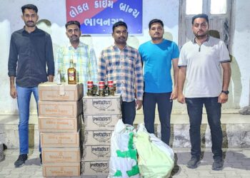 ભારતીય બનાવટનાં પરપ્રાંત ઇંગ્લીશ દારૂની નાની-મોટી બોટલ નંગ-૩૩૬ કિં.રૂ.૪૭,૯૫૨/- તથા બિયરના ટીન નંગ-૧૨૦ કિં.રૂ.૧૨,૪૮૦/- સહીત કુલ કિં.રૂ.૬૦,૪૩૨/- નો મુદ્દામાલ ઝડપી પાડતી ભાવનગર લોકલ ક્રાઇમ બ્રાન્ચ