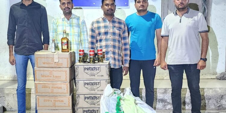 ભારતીય બનાવટનાં પરપ્રાંત ઇંગ્લીશ દારૂની નાની-મોટી બોટલ નંગ-૩૩૬ કિં.રૂ.૪૭,૯૫૨/- તથા બિયરના ટીન નંગ-૧૨૦ કિં.રૂ.૧૨,૪૮૦/- સહીત કુલ કિં.રૂ.૬૦,૪૩૨/- નો મુદ્દામાલ ઝડપી પાડતી ભાવનગર લોકલ ક્રાઇમ બ્રાન્ચ