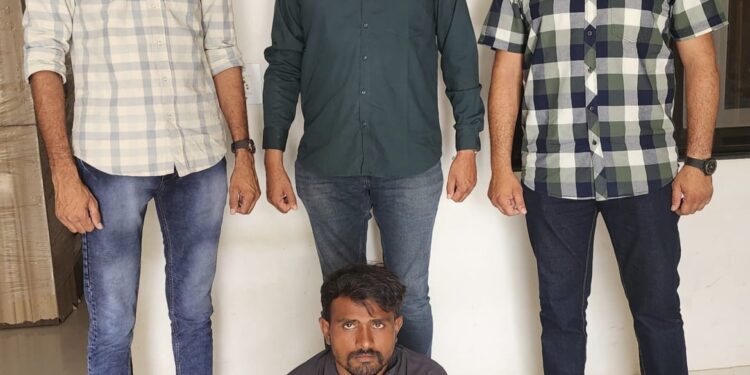 ભાવનગર વેળાવદર પોલીસ સ્ટેશનમાં દાખલ થયેલ હથિયારધારાના ગુન્હામાં છેલ્લા સવા વર્ષથી તથા વેળાવદર ફોરેસ્ટ રેન્જમાં દાખલ થયેલ ગુન્હામાં છેલ્લાં બે વર્ષથી નાસતાં-ફરતાં આરોપીને ઝડપી પાડતી ભાવનગર લોકલ ક્રાઇમ બ્રાન્ચ