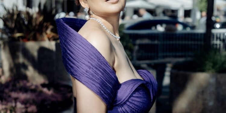 ગુજરાતી અભિનેત્રી કોમલ ઠક્કર ફરી કાન્સ ફિલ્મ ફેસ્ટિવલમાં છવાઈ