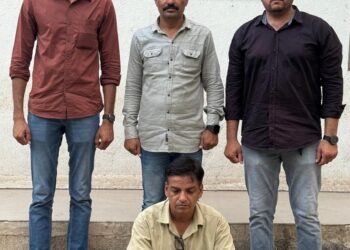 રોકડ રૂ.૨૬,૨૦૦/-નાં મુદ્દામાલ સાથે હાલમાં ચાલતી IPL ક્રિકેટ મેચ ઉપર હારજીતના સોદાઓ પાડી ચિઠ્ઠીઓમાં હિસાબ લખી જુગાર રમતા માણસને ઝડપી પાડતી ભાવનગર લોકલ ક્રાઇમ બ્રાન્ચ