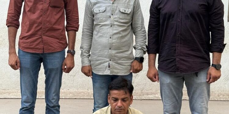 રોકડ રૂ.૨૬,૨૦૦/-નાં મુદ્દામાલ સાથે હાલમાં ચાલતી IPL ક્રિકેટ મેચ ઉપર હારજીતના સોદાઓ પાડી ચિઠ્ઠીઓમાં હિસાબ લખી જુગાર રમતા માણસને ઝડપી પાડતી ભાવનગર લોકલ ક્રાઇમ બ્રાન્ચ