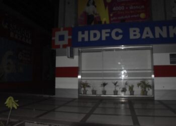 ભાવનગર જિલ્લામાં રાત્રે 7.45 થી 8.15 વાગ્યા સુધી બ્લેક આઉટ.રાત્રે 7.45 વાગ્યે બે મિનિટ સુધી સાયરન વાગતા ઘરો, શેરીઓ, ઓફિસો અને દુકાનોમાં અંધારપટ છવાયું.