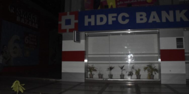 ભાવનગર જિલ્લામાં રાત્રે 7.45 થી 8.15 વાગ્યા સુધી બ્લેક આઉટ.રાત્રે 7.45 વાગ્યે બે મિનિટ સુધી સાયરન વાગતા ઘરો, શેરીઓ, ઓફિસો અને દુકાનોમાં અંધારપટ છવાયું.