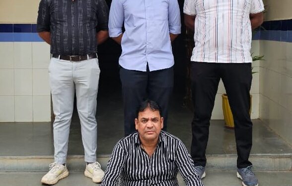 ભાવનગર ગારીયાધાર પોલીસ સ્ટેશનમાં દાખલ થયેલ છેતરપીંડી-વિશ્વાસઘાતના ગુન્હામાં પકડવાના બાકી આરોપીને ઝડપી લેતી ભાવનગર લોકલ ક્રાઇમ બ્રાન્ચ