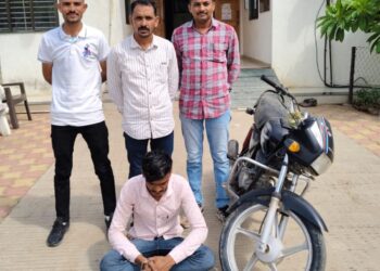 ચોરી થયેલ મોટર સાયકલ સાથે એક ઇસમને ઝડપી વાહન ચોરીનો ગુન્હો શોધી કાઢતી ભાવનગર લોકલ ક્રાઇમ બ્રાન્ચ