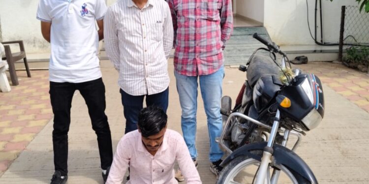 ચોરી થયેલ મોટર સાયકલ સાથે એક ઇસમને ઝડપી વાહન ચોરીનો ગુન્હો શોધી કાઢતી ભાવનગર લોકલ ક્રાઇમ બ્રાન્ચ