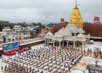 અંબાજી મંદિરના ચાચર ચોકમાં લોકોએ આધ્યાત્મિકતા સાથે યોગ ગરબા રમીને કરી અનોખી ઉજવણી