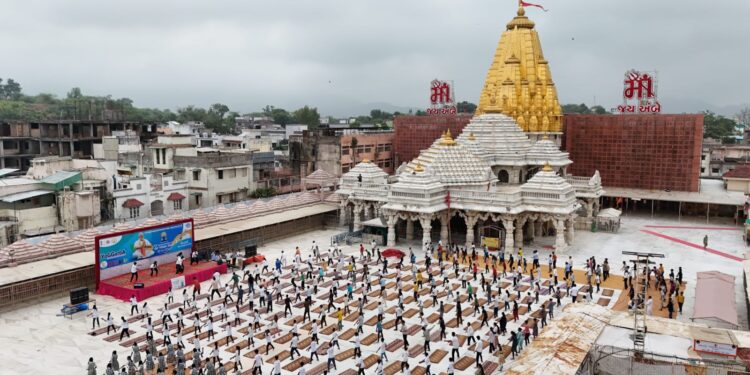 અંબાજી મંદિરના ચાચર ચોકમાં લોકોએ આધ્યાત્મિકતા સાથે યોગ ગરબા રમીને કરી અનોખી ઉજવણી