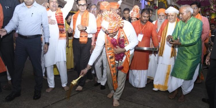 અમદાવાદમાં જગન્નાથજીની ૧૪૮મી રથયાત્રામાં પહિંદ વિધિ કરી રથને નગરચર્યા માટે પ્રસ્થાન કરાવતાં મુખ્યમંત્રી