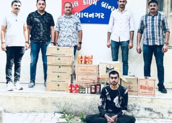 ભારતીય બનાવટનાં ઇંગ્લીશ દારૂની અલગ-અલગ બ્રાન્ડની નાની-મોટી બોટલ નંગ-૪૦૭ તથા બિયર ટીન નંગ-૧૦ કિં.રૂ.૧,૨૫,૨૮૭/-ના મુદ્દામાલ સાથે એક ઇસમને ઝડપી પાડતી  ભાવનગર લોકલ ક્રાઇમ બ્રાન્ચ