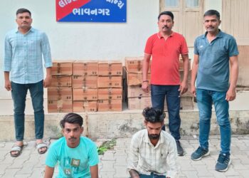 ભારતીય બનાવટનાં ઇંગ્લીશ દારૂની અલગ-અલગ બ્રાન્ડની નાની બોટલ નંગ-૧૭૨૮ કિં.રૂ.૫,૫૭,૫૬૮/- સહિત કુલ કિ.રૂ.૮,૫૭,૫૬૮/-ના મુદ્દામાલ સાથે બે ઇસમોને ઝડપી પાડતી ભાવનગર લોકલ ક્રાઇમ બ્રાન્ચ