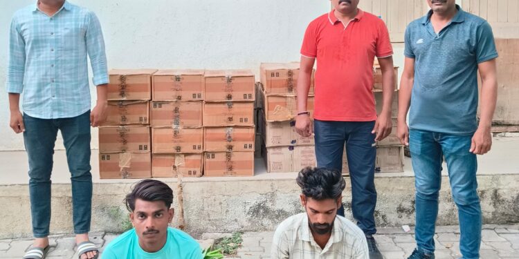 ભારતીય બનાવટનાં ઇંગ્લીશ દારૂની અલગ-અલગ બ્રાન્ડની નાની બોટલ નંગ-૧૭૨૮ કિં.રૂ.૫,૫૭,૫૬૮/- સહિત કુલ કિ.રૂ.૮,૫૭,૫૬૮/-ના મુદ્દામાલ સાથે બે ઇસમોને ઝડપી પાડતી ભાવનગર લોકલ ક્રાઇમ બ્રાન્ચ