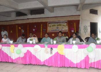 ભાવનગરની કમળેજ પ્રાથમિક શાળા ખાતે જિલ્લા કલેકટર શ્રી ડૉ. મનીષ કુમાર બંસલના અધ્યક્ષ સ્થાને શાળા પ્રવેશોત્સવ યોજાયો.