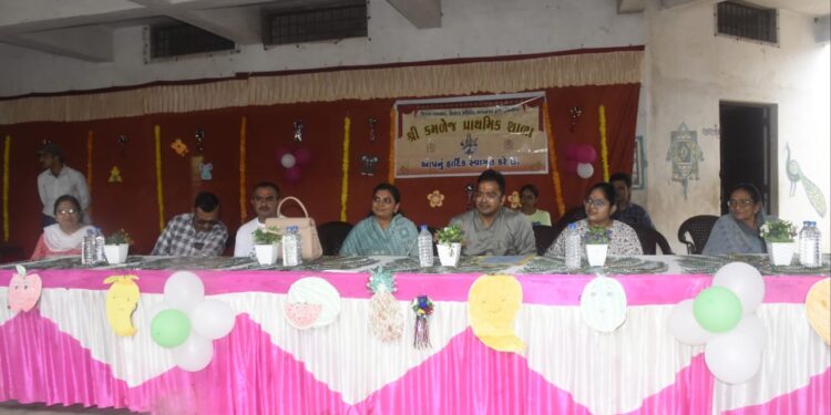 ભાવનગરની કમળેજ પ્રાથમિક શાળા ખાતે જિલ્લા કલેકટર શ્રી ડૉ. મનીષ કુમાર બંસલના અધ્યક્ષ સ્થાને શાળા પ્રવેશોત્સવ યોજાયો.