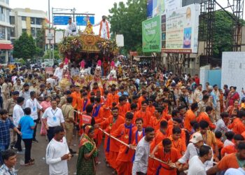 ભોઈ સમાજનાં યુવાનોએ ભગવાનનાં રથના દોરડાને હાથેથી ખેંચી ભગવાનને કરાવી રહ્યા છે નગરચર્યા