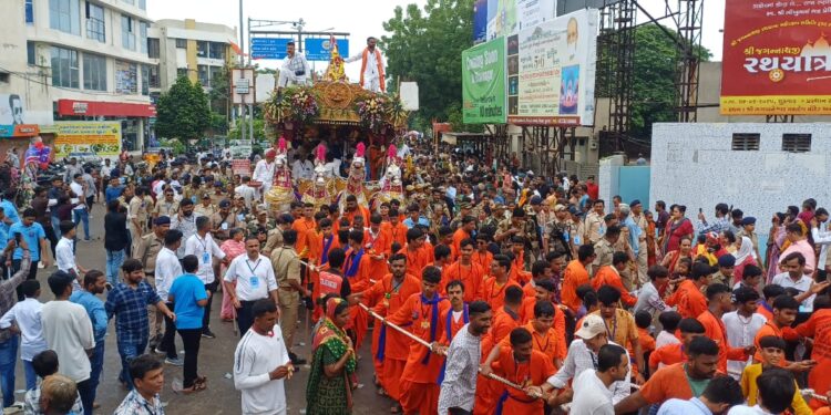 ભોઈ સમાજનાં યુવાનોએ ભગવાનનાં રથના દોરડાને હાથેથી ખેંચી ભગવાનને કરાવી રહ્યા છે નગરચર્યા