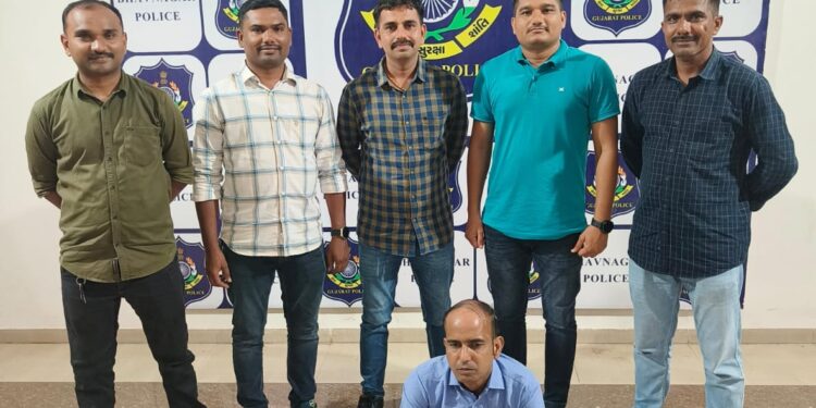 નોકર ચોરીના ગુન્હામાં પકડવાના બાકી આરોપીને ઝડપી પાડતી ભાવનગર લોકલ ક્રાઇમ બ્રાન્ચ