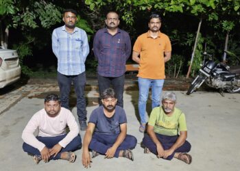 રોકડ રૂ.૧૨,૬૦૦/-નાં મુદ્દામાલ સાથે ગંજીપત્તાનો હાર-જીતનો તીનપત્તીનો જુગાર રમતા ત્રણ ઇસમોને ઝડપી પાડતી   ​ભાવનગર,  લોકલ ક્રાઇમ બ્રાન્ચ