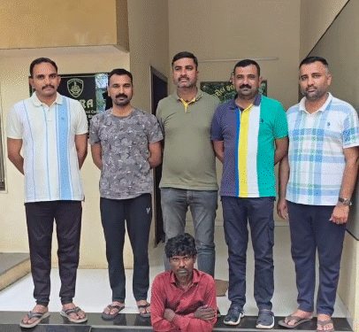 ભાવનગર જીલ્લાનાં પાલીતાણા રૂરલ પોલીસ સ્ટેશનમાં દાખલ થયેલ ડબલ મર્ડર તથા લુંટનાં ગુન્હામાં રાજકોટ મધ્યસ્થ જેલમાંથી છેલ્લાં ૩ વર્ષથી પેરોલ રજા ઉપરથી ફરાર પાકા કામના કેદીને ઝડપી લેતી ભાવનગર, પેરોલ ફર્લો સ્કવોડ