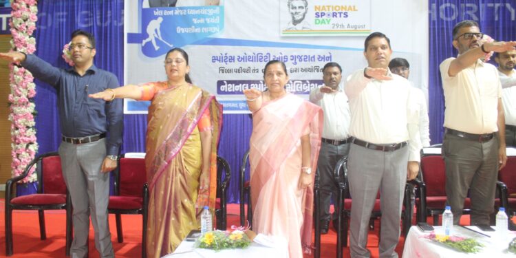 ભાવનગર ખાતે કેન્દ્રિય રાજયમંત્રી શ્રીમતી નિમુબેન બાંભણીયાના અધ્યક્ષસ્થાને નેશનલ સ્પોર્ટ્સ ડે નો કાર્યક્રમ યોજાયો.કેન્દ્રિય મંત્રી શ્રીમતી નિમુબેન બાંભણીયા સહિતના મહાનુભાવોએ રમતવીરોને પ્રોત્સાહિત કરી રમતોનો પ્રારંભ કરાવ્યો