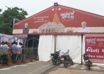 વૉટરપ્રૂફ ડોમની સુવિધાનો લાભ મેળવીને તંત્રનો આભાર વ્યક્ત કરતા યાત્રિકો