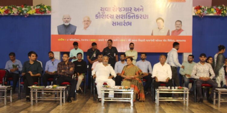 ભાવનગર ખાતે કેન્દ્રિય રાજય મંત્રી શ્રીમતી નિમુબેન બાંભણીયાના અધ્યક્ષસ્થાને ‘યુવા રોજગાર અને કૌશલ્ય સશક્તિકરણ’ સમારંભ યોજાયો: પશુપાલન રાજ્ય મંત્રી શ્રી પરષોત્તમભાઈ સોલંકીની પ્રેરક ઉપસ્થિતિ