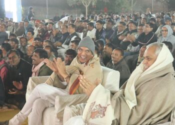 હણોલ ગામે યોજાયેલા સાંસ્કૃતિક કાર્યક્રમને રસપૂર્વક નિહાળતા રાજ્યપાલ આચાર્ય દેવવ્રત