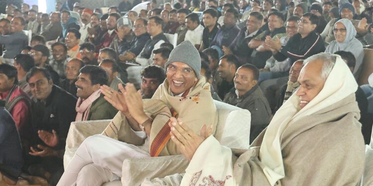 હણોલ ગામે યોજાયેલા સાંસ્કૃતિક કાર્યક્રમને રસપૂર્વક નિહાળતા રાજ્યપાલ આચાર્ય દેવવ્રત