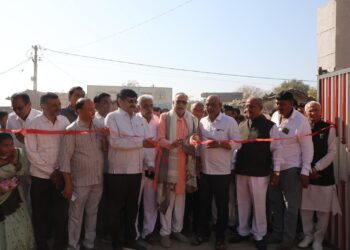 ધારી તાલુકાના નાના એવા ઝર ગામમાં આજે તા.16 જાન્યુઆરીએ સવાર ના અગીયાર કલાકે સરકારશ્રીની વિવિધ લક્ષી યોજનાઓ અને ગ્રાન્ટો માંથી અંદાજે અઢી કરોડના ગુણવતાયુકત વિકાસ કામોના લોકાર્પણ કરવામા આવ્યા..