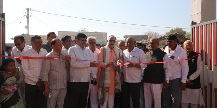 ધારી તાલુકાના નાના એવા ઝર ગામમાં આજે તા.16 જાન્યુઆરીએ સવાર ના અગીયાર કલાકે સરકારશ્રીની વિવિધ લક્ષી યોજનાઓ અને ગ્રાન્ટો માંથી અંદાજે અઢી કરોડના ગુણવતાયુકત વિકાસ કામોના લોકાર્પણ કરવામા આવ્યા..