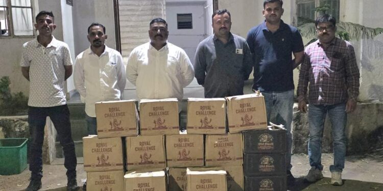 દાઠા પોલીસ સ્ટેશન વિસ્તારમાં ભાવનગર એલસીબી નો સપાટો ભારતીય બનાવટનાં ઇંગ્લીશ દારૂની બોટલ નંગ-૨૪૦ કિ.રૂ.૨,૬૫,૨૦૦/- નો મુદ્દામાલ ઝડપી પાડ્યો