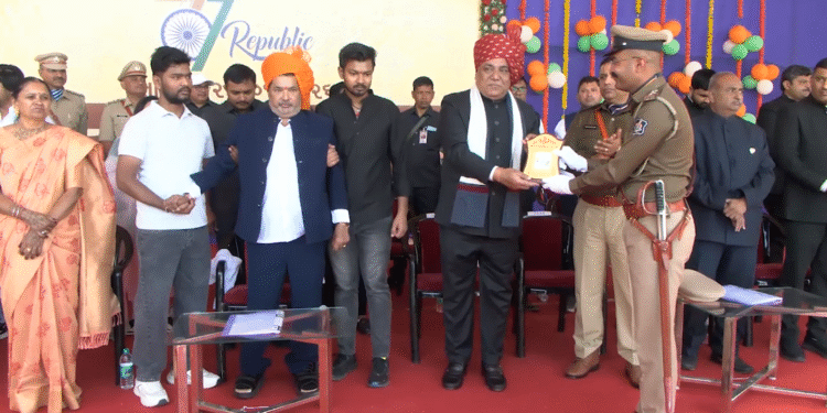 દેશભક્તિસભર વાતાવરણમાં તાલાલા ખાતે પ્રજાસત્તાક પર્વની ભવ્ય ઉજવણી.મત્સ્યોદ્યોગ રાજ્ય મંત્રી શ્રી પરષોત્તમભાઈ સોલંકીએ ધ્વજવંદન કરી પરેડની સલામી ઝીલી