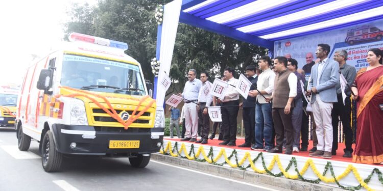 નાયબ મુખ્યમંત્રી શ્રી હર્ષ સંઘવીના હસ્તે અને આરોગ્ય મંત્રી શ્રી પ્રફુલ પાનશેરીયાની ઉપસ્થિતિમાં નવજાત શિશુઓની સુરક્ષા માટે ૧૧ નવી ‘નિયોનેટલ એમ્બ્યુલન્સ’ને ગાંધીનગરથી અપાઈ લીલીઝંડી